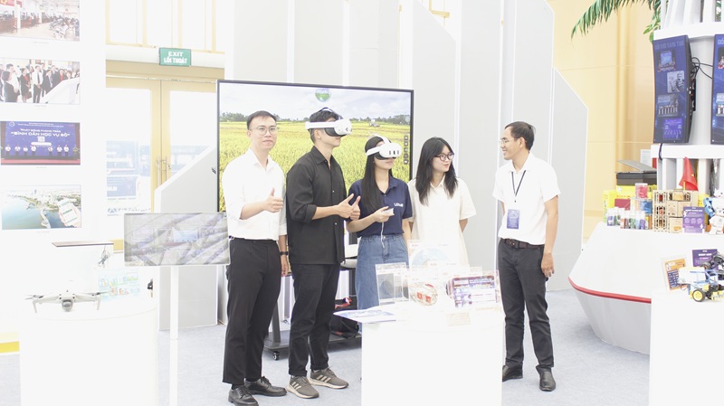 Gian hàng Cần Thơ thu hút đông đảo khách tham quan công nghệ tại Triển lãm Thành tựu Đất nước
