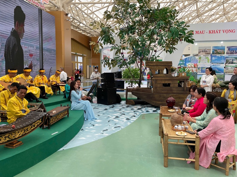 Không gian văn hóa nghệ thuật độc đáo của Cần Thơ thu hút khách tham quan triển lãm