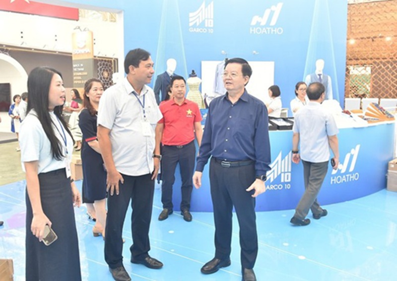 Phó Thủ tướng Mai Văn Chính kiểm tra công tác hoàn thiện các gian hàng Triển lãm thành tựu Đất nước nhân dịp kỷ niệm 80 năm Ngày Quốc khánh