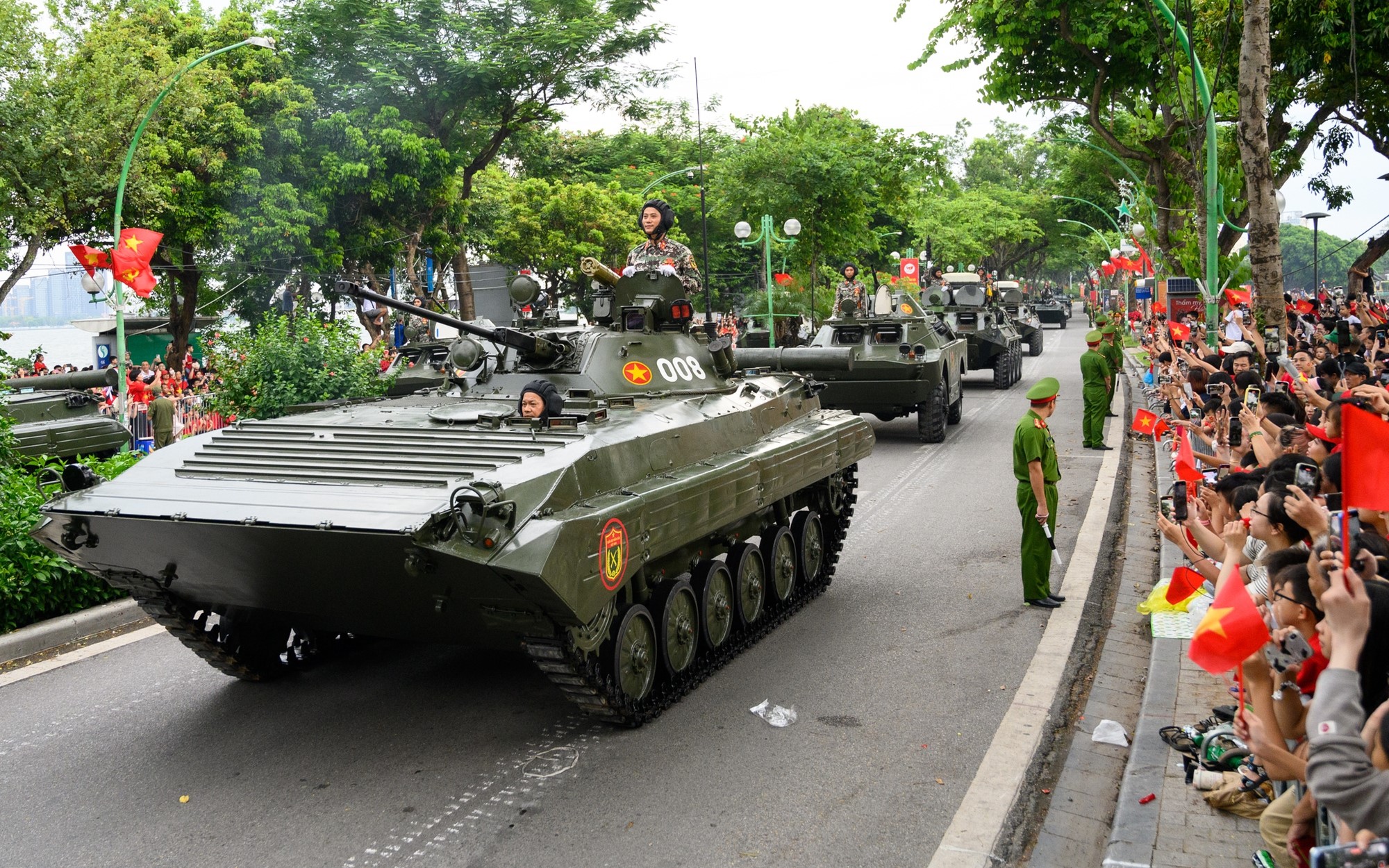 Hàng nghìn người dân ngồi chờ xem diễu binh trên phố Nguyễn Thái Học chiều 24/8. Ảnh Trung Lê