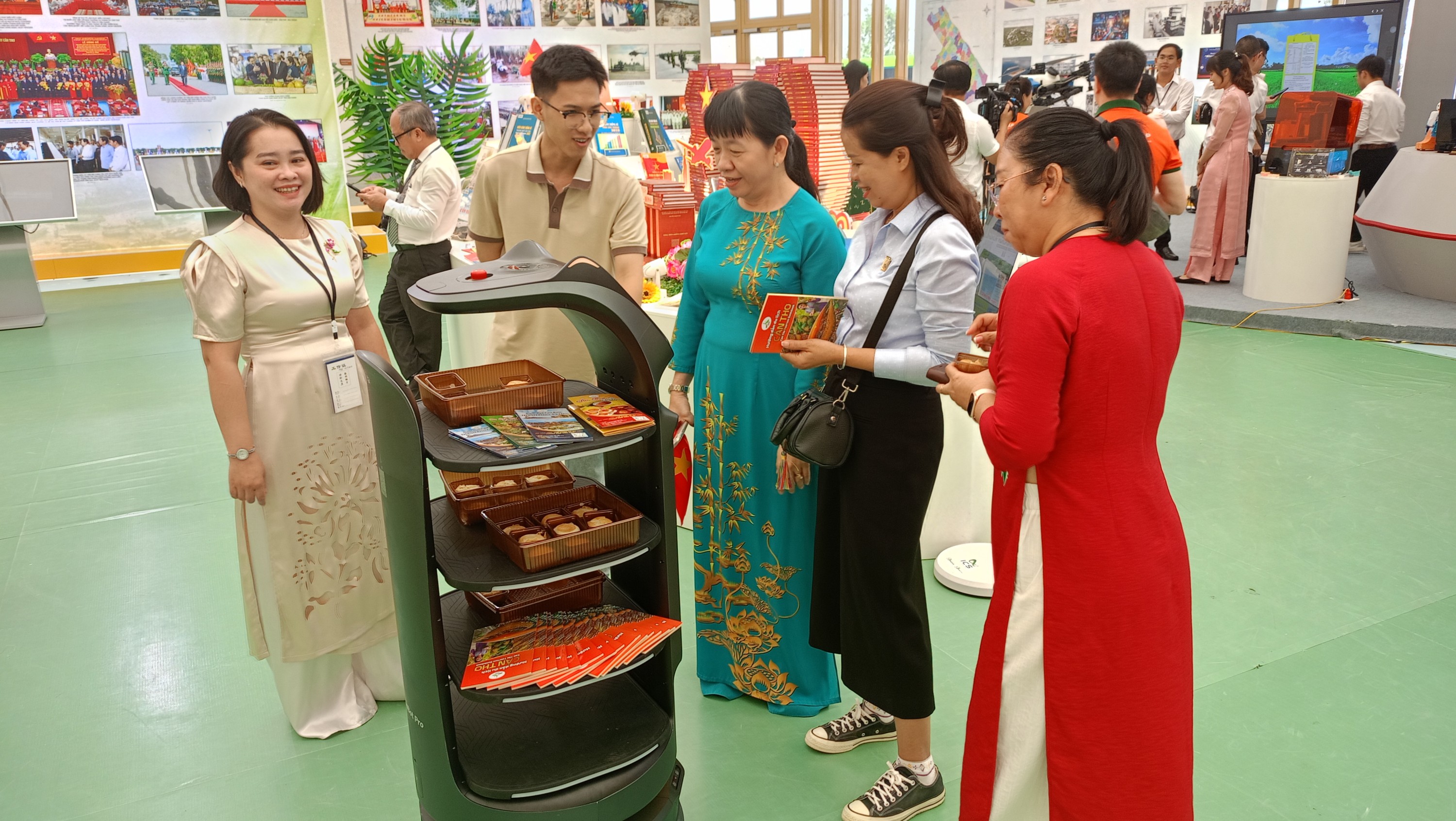 Khách tham quan thích thú tìm hiểu về robot phục vụ tại gian trưng bày của TP Cần Thơ