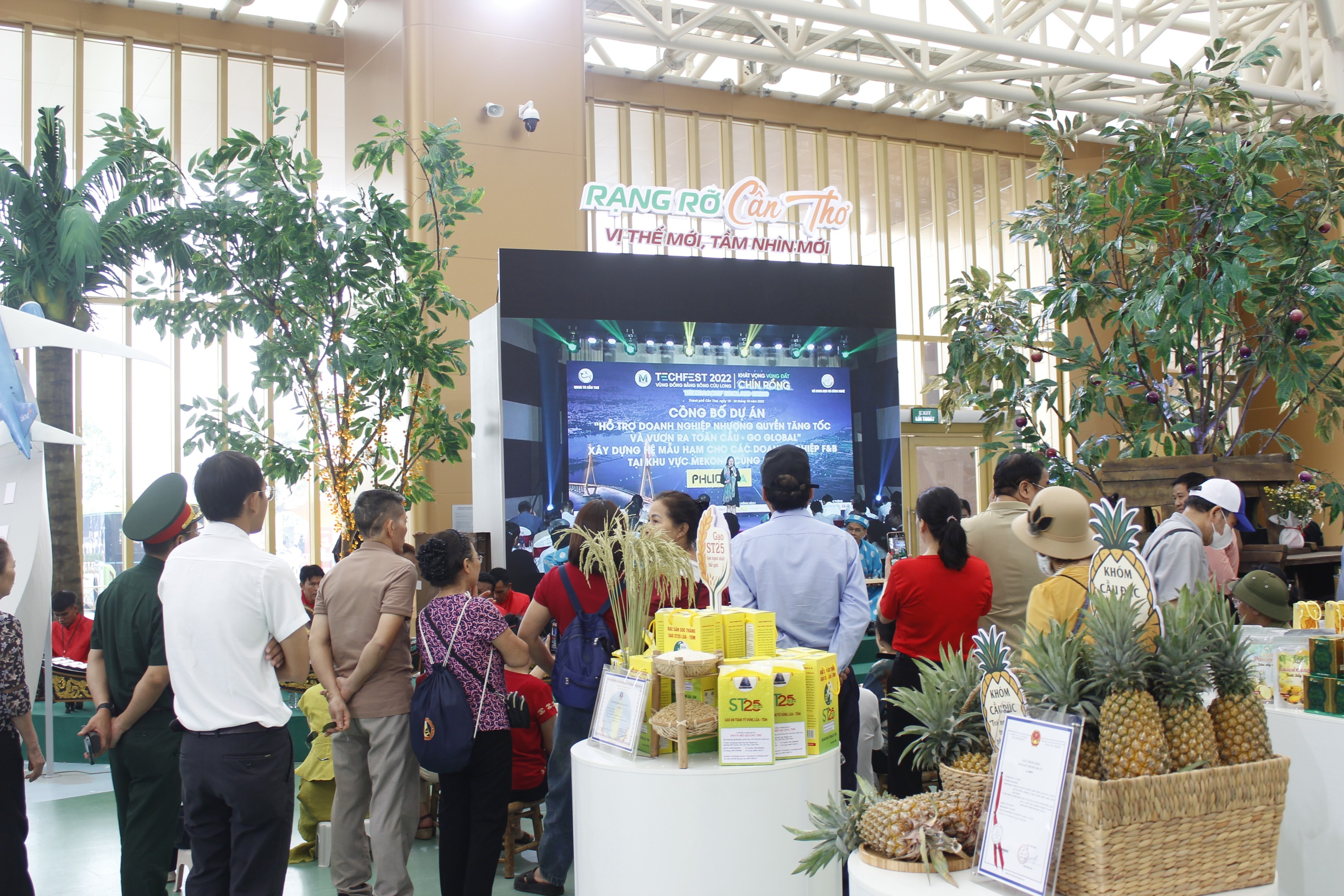 Không gian trưng bày của TP Cần Thơ tiếp tục gây ấn tượng mạnh tại Triển lãm 80 năm thành tựu đất nước