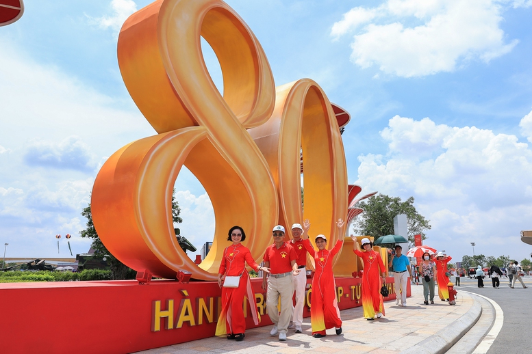 Triển lãm Thành tựu đất nước thu hút đông đảo người dân đến tham quan